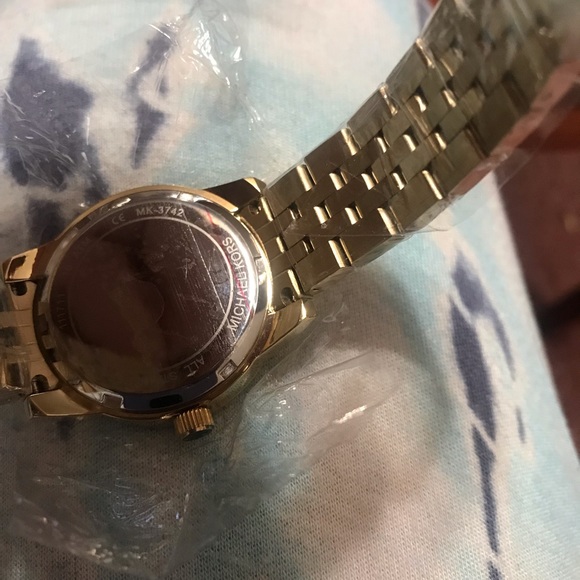 Micheal Kors  NEW gold watch with no tags - Picture 10 of 15